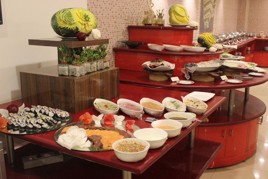 Xenious World Square Hotel Газиабад Экстерьер фото