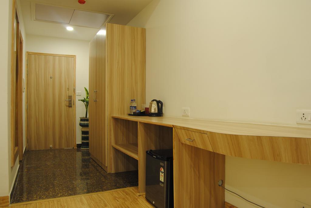 Xenious World Square Hotel Газиабад Экстерьер фото
